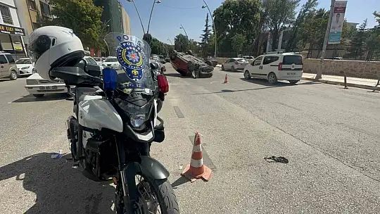Hafif ticari araçla çarpışan otomobil takla attı: 3 yaralı