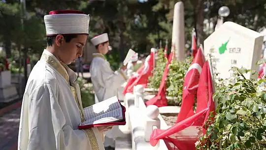 Hafız çocuklar, şehitlerin kabirleri başında Kur'an-ı Kerim okudu