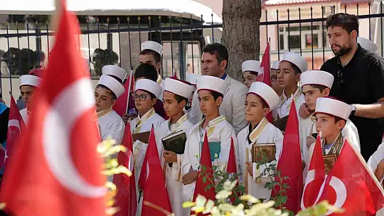 Hafız çocuklar, şehitlerin kabirleri başında Kur'an-ı Kerim okudu