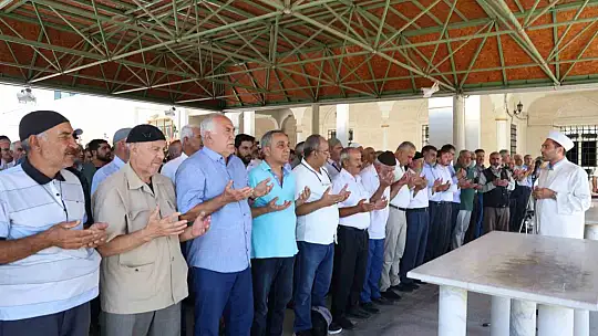 Haniye için kılınan cenaze namazında duygusal anlar: Yaşlı adam İsrail'i kınadı, gözyaşları döktü