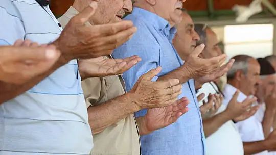 Haniye için kılınan cenaze namazında duygusal anlar: Yaşlı adam İsrail'i kınadı, gözyaşları döktü