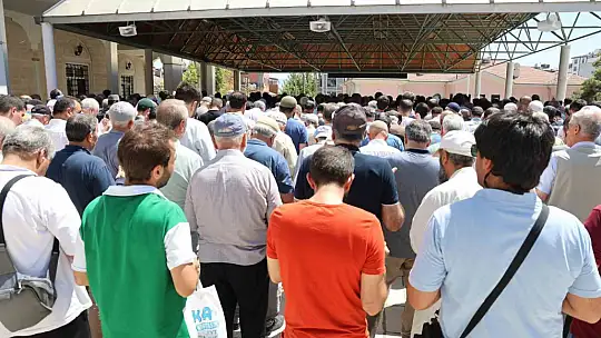 Haniye için kılınan cenaze namazında duygusal anlar: Yaşlı adam İsrail'i kınadı, gözyaşları döktü