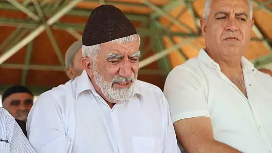 Haniye için kılınan cenaze namazında duygusal anlar: Yaşlı adam İsrail'i kınadı, gözyaşları döktü