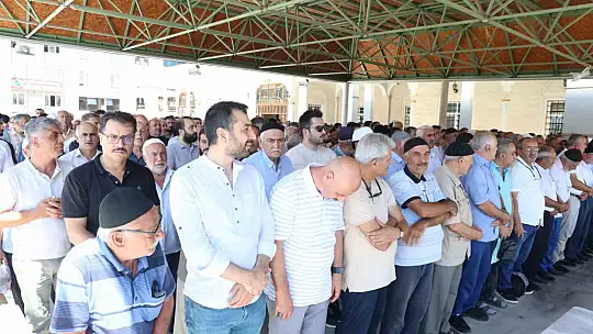Haniye için kılınan cenaze namazında duygusal anlar: Yaşlı adam İsrail'i kınadı, gözyaşları döktü