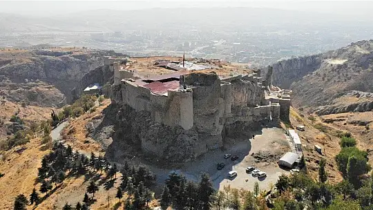 Harput Kalesi kazılarında 7 yılda 110 bin adet obje çıktı