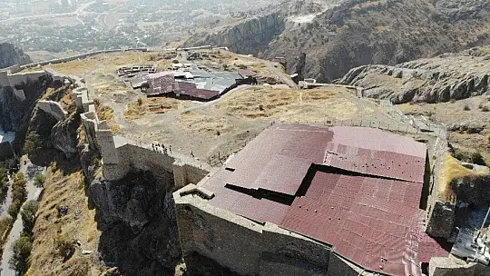 Harput Kalesi kazılarında 7 yılda 110 bin adet obje çıktı