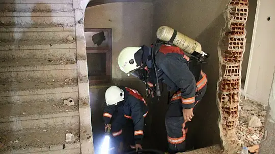 Hasarlı binanın bodrum katı yandı