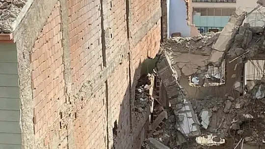 Hasarlı binayı yıkarken sağlam camiye zarar verdiler