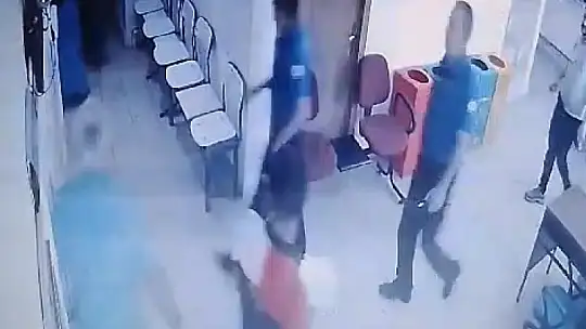 Hasta yakını, istediği ilacı yazmayan doktoru darp etti