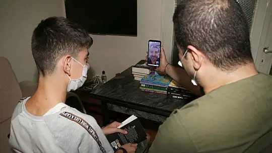 Hastalığına rağmen iki günde bir kitap bitiren Bedirhan örnek oluyor