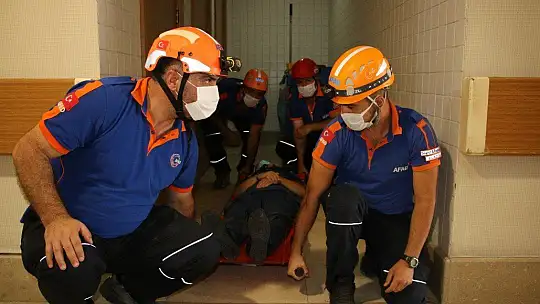 Hastanede gerçeği aratmayan yangın ve deprem tatbikatı