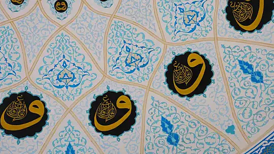 Hat ustası, 28 yıldır küçük fırçası ile 100'ün üzerinde cami süsledi