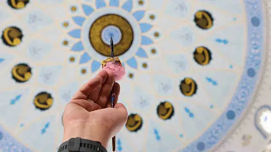Hat ustası, 28 yıldır küçük fırçası ile 100'ün üzerinde cami süsledi