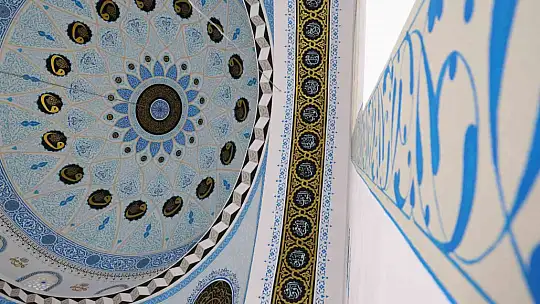 Hat ustası, 28 yıldır küçük fırçası ile 100'ün üzerinde cami süsledi