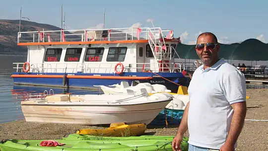Hayalini gerçekleştirdi, su üzerine kafe kurdu
