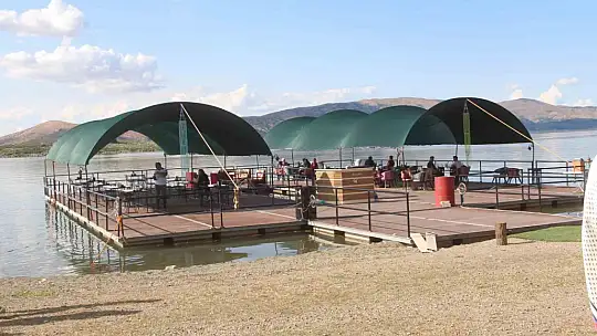 Hayalini gerçekleştirdi, su üzerine kafe kurdu
