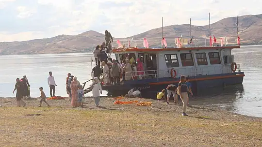 Hayalini gerçekleştirdi, su üzerine kafe kurdu