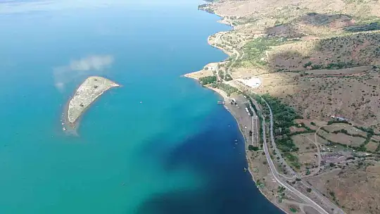 Hayalini gerçekleştirdi, su üzerine kafe kurdu