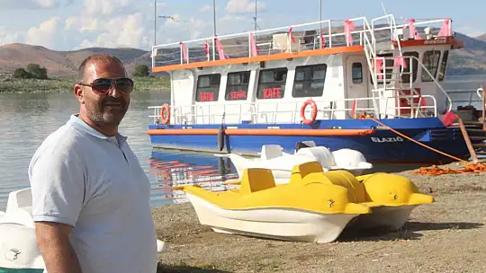 Hayalini gerçekleştirdi, su üzerine kafe kurdu