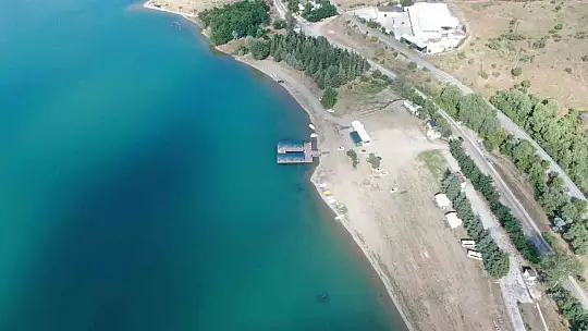 Hayalini gerçekleştirdi, su üzerine kafe kurdu