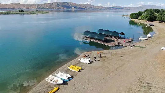 Hayalini gerçekleştirdi, su üzerine kafe kurdu