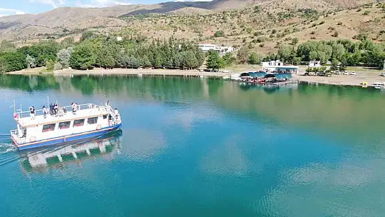 Hayalini gerçekleştirdi, su üzerine kafe kurdu