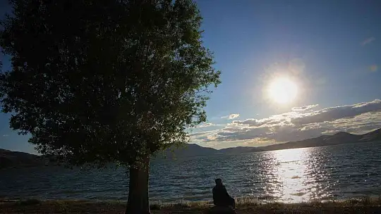 Eşsiz manzaranın adresi Hazar Gölü'nde günbatımı.