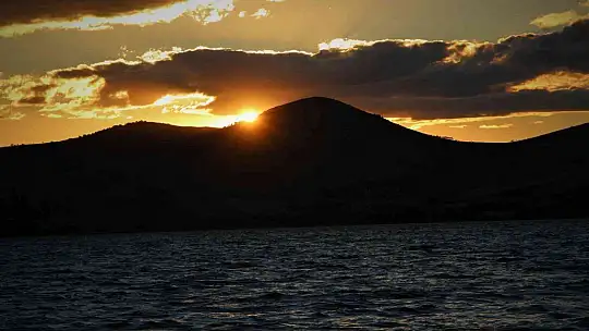 Eşsiz manzaranın adresi Hazar Gölü'nde günbatımı.
