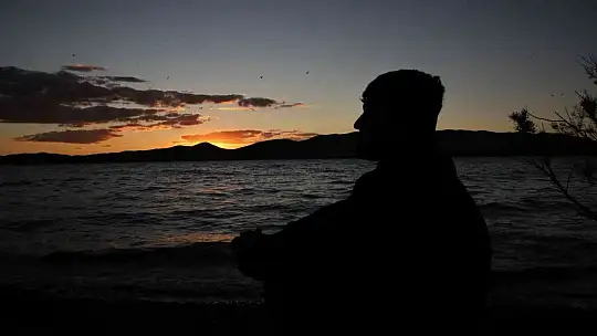 Eşsiz manzaranın adresi Hazar Gölü'nde günbatımı.