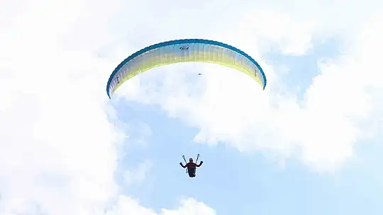 Hazarbaba Dağı'nda yamaç paraşütü yapan pilotlar renkli görüntüler oluşturdu