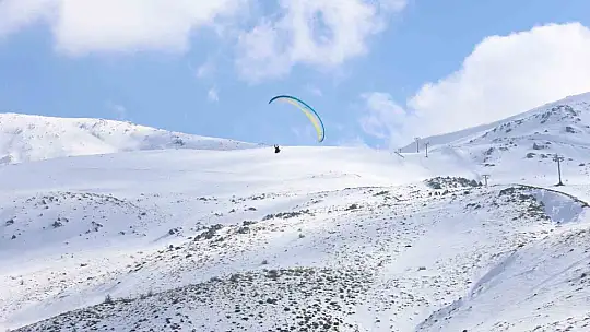 Hazarbaba Dağı'nda yamaç paraşütü yapan pilotlar renkli görüntüler oluşturdu