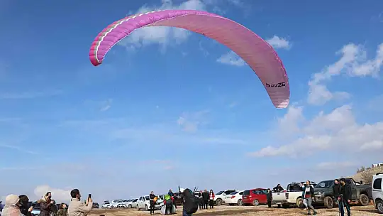 Hazarbaba Dağı'nda yamaç paraşütü yapan pilotlar renkli görüntüler oluşturdu