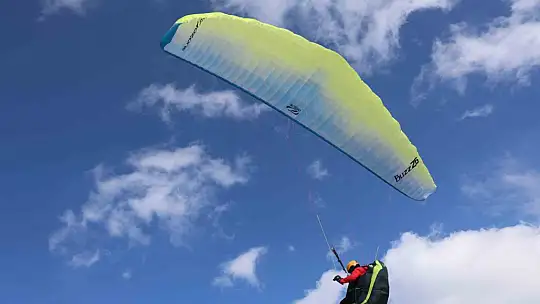 Hazarbaba Dağı'nda yamaç paraşütü yapan pilotlar renkli görüntüler oluşturdu