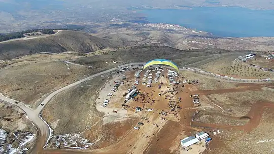 Hazarbaba Dağı'nda yamaç paraşütü yapan pilotlar renkli görüntüler oluşturdu