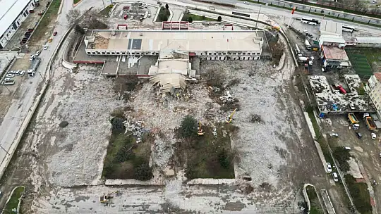 Hemen herkesin bir anısı vardı: Elazığ'da eski terminal binasının son anları havadan görüntülendi