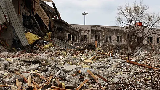 Hemen herkesin bir anısı vardı: Elazığ'da eski terminal binasının son anları havadan görüntülendi
