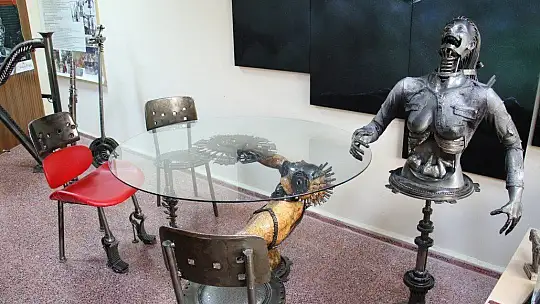 Her atık çöp değil, metali sanata çeviren 'Demir Adam'