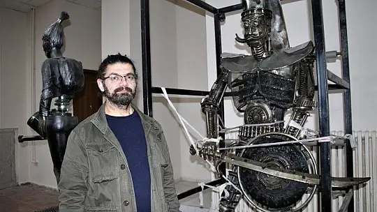 Her atık çöp değil, metali sanata çeviren 'Demir Adam'