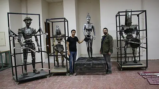 Her atık çöp değil, metali sanata çeviren 'Demir Adam'