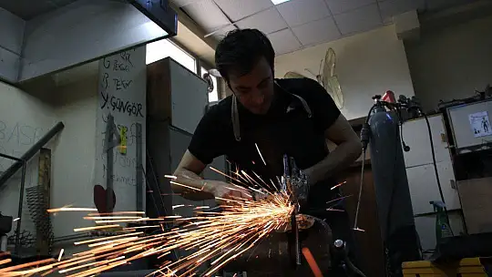 Her atık çöp değil, metali sanata çeviren 'Demir Adam'