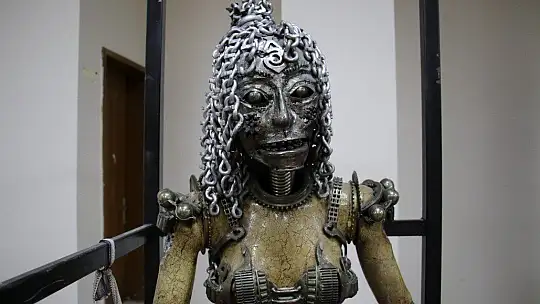 Her atık çöp değil, metali sanata çeviren 'Demir Adam'