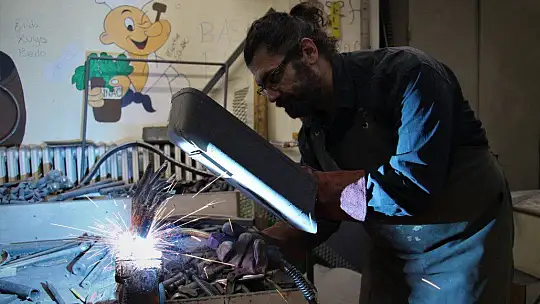 Her atık çöp değil, metali sanata çeviren 'Demir Adam'