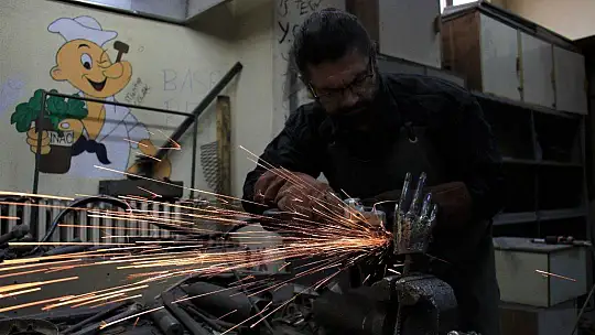 Her atık çöp değil, metali sanata çeviren 'Demir Adam'