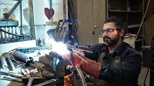 Her atık çöp değil, metali sanata çeviren 'Demir Adam'