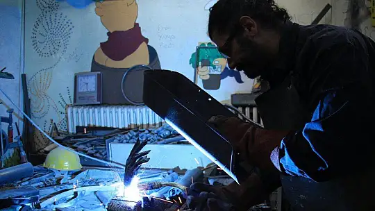Her atık çöp değil, metali sanata çeviren 'Demir Adam'