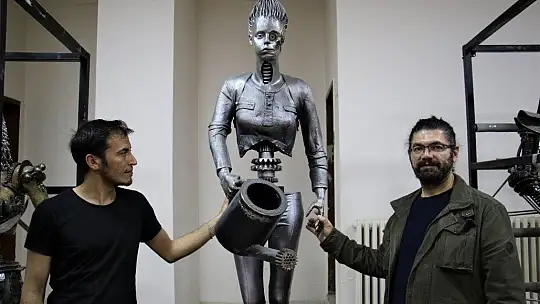 Her atık çöp değil, metali sanata çeviren 'Demir Adam'
