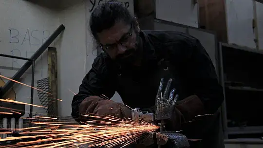 Her atık çöp değil, metali sanata çeviren 'Demir Adam'