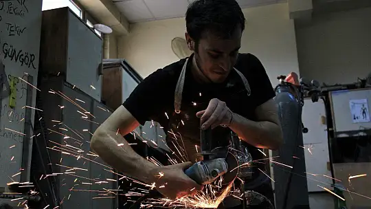 Her atık çöp değil, metali sanata çeviren 'Demir Adam'
