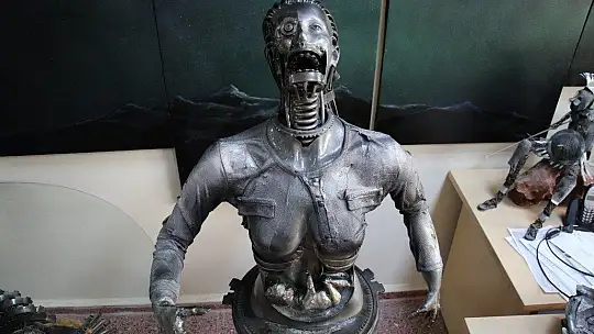 Her atık çöp değil, metali sanata çeviren 'Demir Adam'