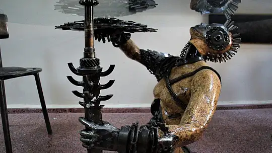 Her atık çöp değil, metali sanata çeviren 'Demir Adam'